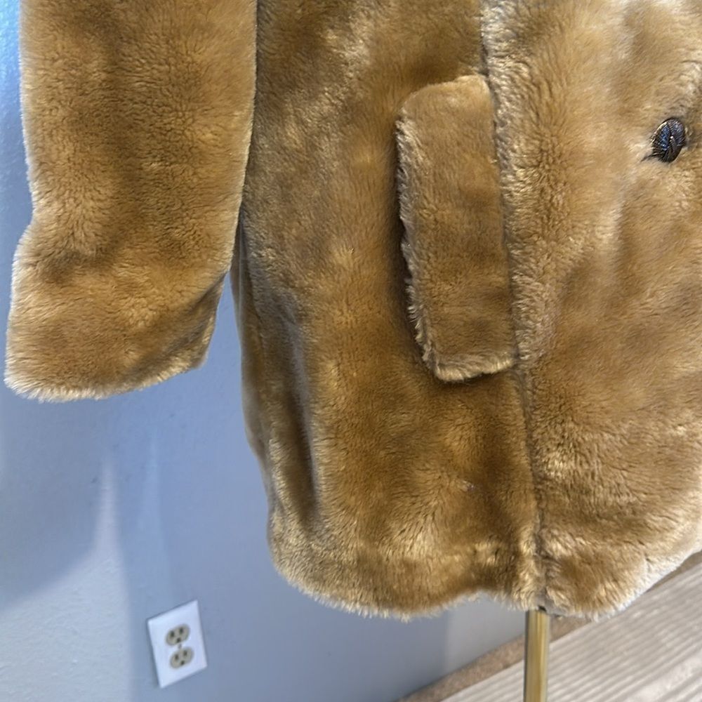 Vintage Cara women’s faux fur coat. No size tag. Please see measurements - Picture 3 of 11